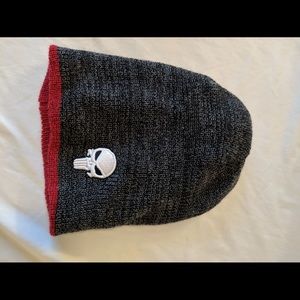 The punisher beanie reversible red/grey